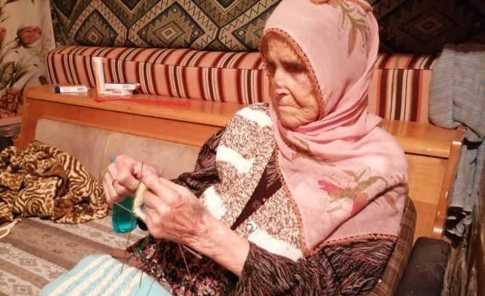 Felç geçirmesine rağmen 92 yaşında örgü ören Şerife nine görenleri şaşırtıyor