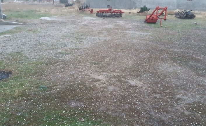 Fındık büyüklüğünde yağan dolu her yeri beyaza bürüdü