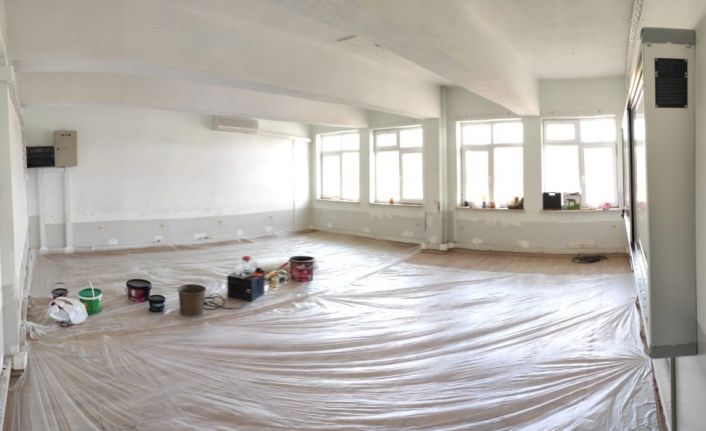 Genç mimarlarlar ellerine matkap ve fırçaları alıp işçi olarak çalıştı