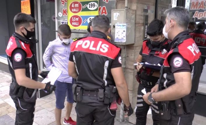 Gençlerin üzerinden çıkan uyuşturucu ve aparatların ardından 2 kişi gözaltına alındı