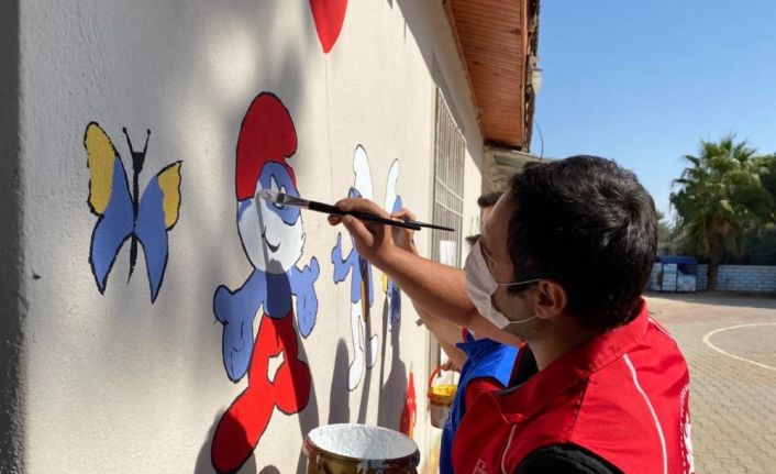 Gönüllü gençler her hafta bir okul boyuyor