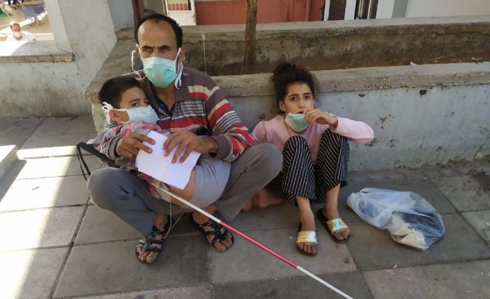 Görme engelli adam epilepsi hastası oğlu için hastane köşelerinde şifa bekliyor