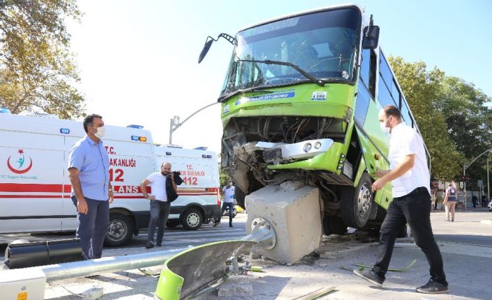 Hafif ticari araç ile çarpışan halk otobüsü şaha kalktı: 7 yaralı