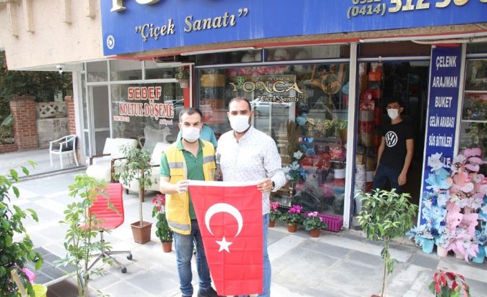 Haliliye’den vatandaşlara Türk Bayrağı hediyesi