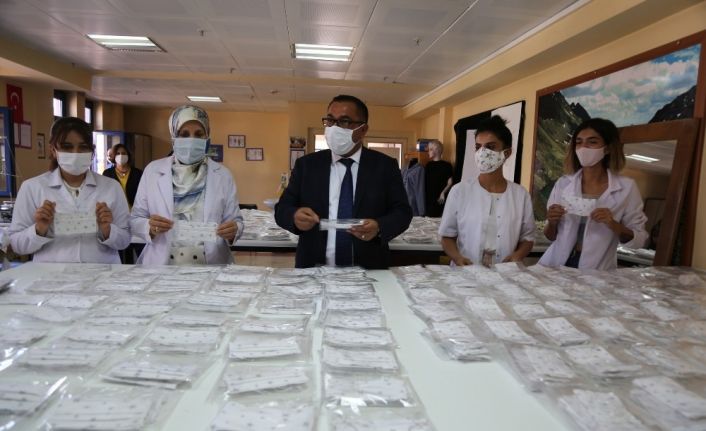 Halk eğitim merkezleri Tunceli’de öğrenciler için maske üretimini yoğunlaştırdı