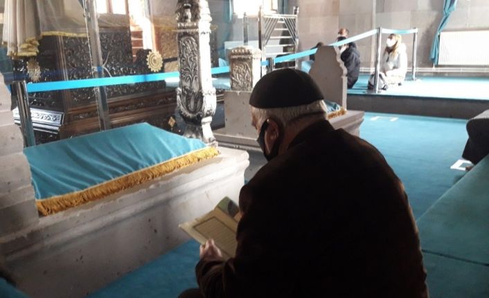 Harakani Hazretleri’nin türbesine kandilde ziyaretçi akını