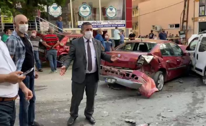 Hatay’da yangına su taşıyan tanker 13 aracı biçti