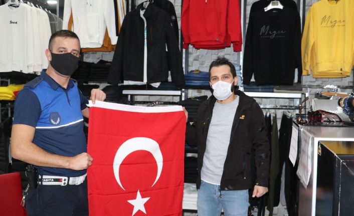 Havza Belediyesi’nden esnafa bayrak