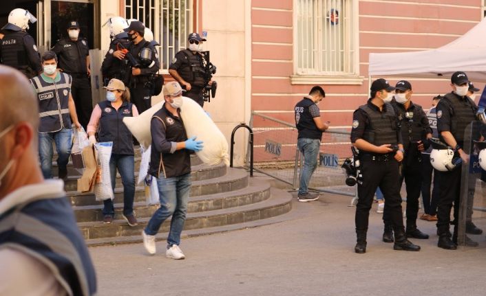 HDP Diyarbakır İl Başkanlığı binasından delil torbalarıyla çok sayıda doküman çıkartıldı