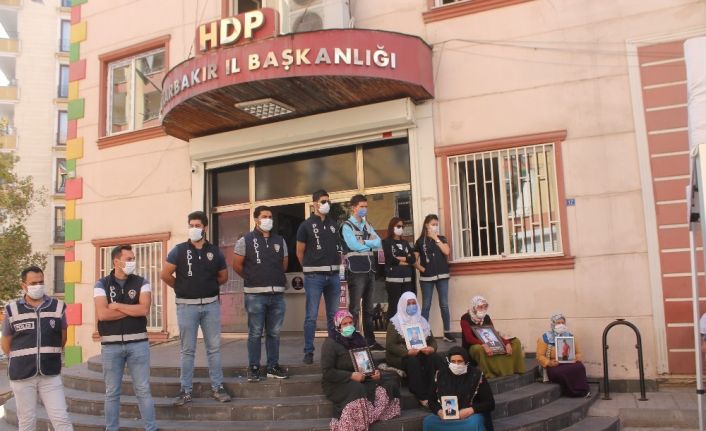 HDP önündeki ailelerin evlat nöbeti direnişi 406’ncı gününde