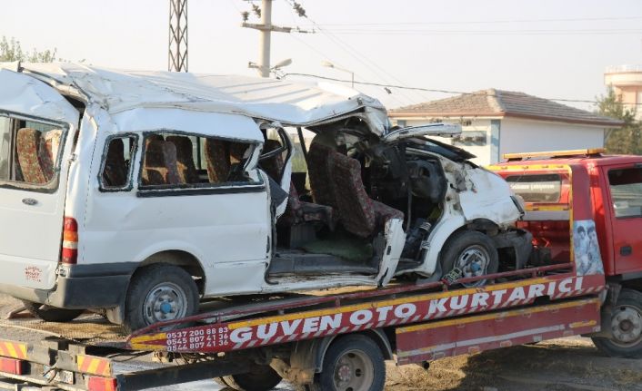 Hızını alamadı beton direğe çarptı: 2 ölü, 6’sı ağır 20 yaralı