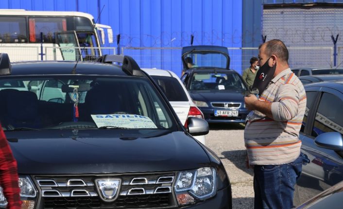 İkinci el araba fiyatlarındaki artışı fırsata çevirmek isteyen araç sahipleri oto pazarlarına akın etti