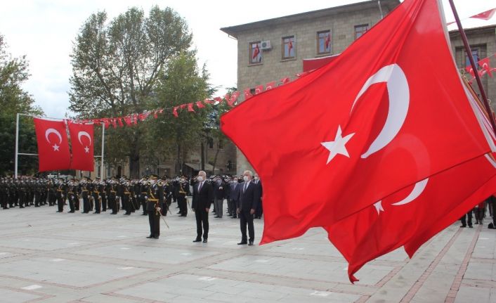 Isparta’da 29 Ekim kutlamaları çelenk töreniyle başladı