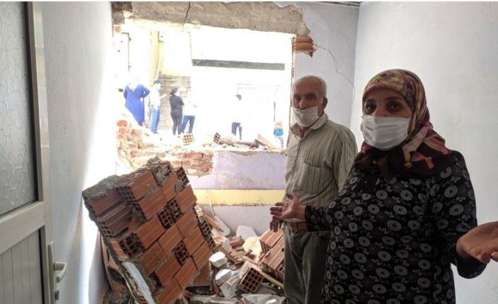 İzmir’de facianın eşiğinden dönüldü: Otobüs iki eve çarptı, 6 kişi yaralandı