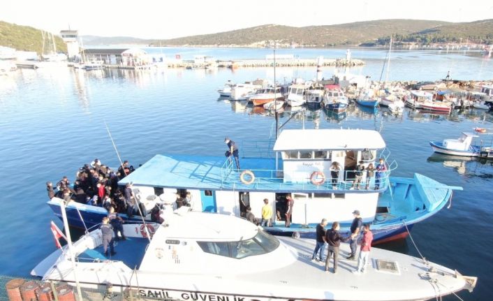 İzmir’de yurt dışına geçmeye çalışan tekneye baskın: Çok sayıda kişi yakalandı