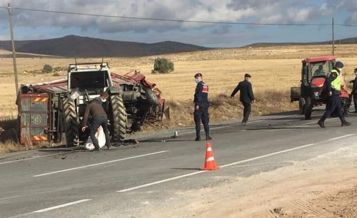 Kamyonla çarpışan traktör ortadan ikiye bölündü, şans eseri kimse yaralanmadı