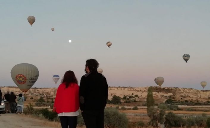 Kapadokya’da sıcak hava balonları gökyüzünde ay ile buluştu, kartpostallık fotoğraflar ortaya çıktı