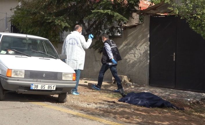 Kapı komşusu akrabalar arasında döner bıçaklı ve baltalı kavga: 1 ölü, 3 yaralı