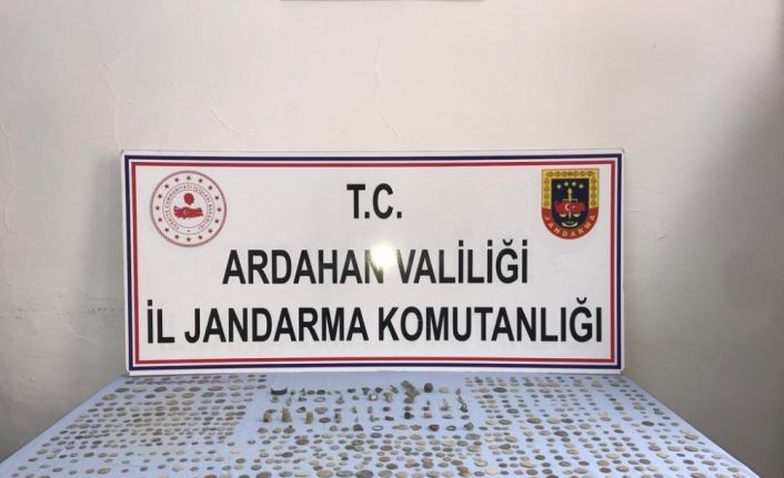 Kargo aracında gizlenmiş tarihi eserler ele geçirildi