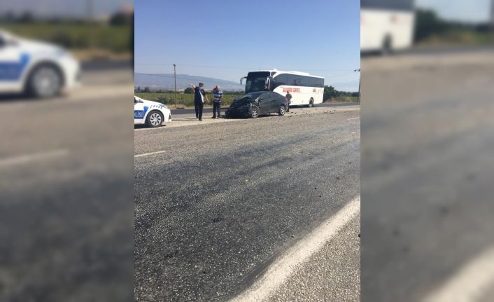 Karşı şeritlerden gelen araçlar kafa kafaya çarpıştı: 1’i ağır 3 yaralı