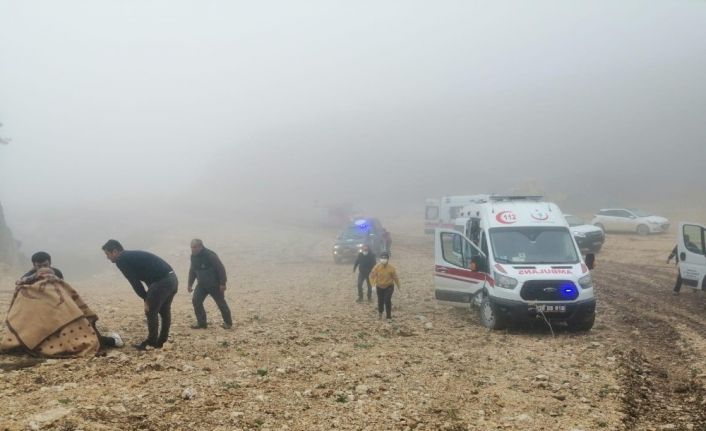 Kayak merkezinde dolgu çalışması yapan greyder devrildi: 3 yaralı