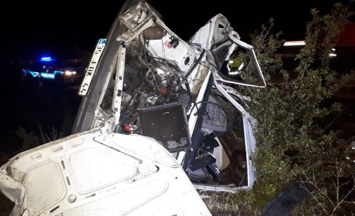 Kayganlaşan yolda kontrolden çıkan otomobil tarlaya uçtu: 1’i ağır 4 yaralı