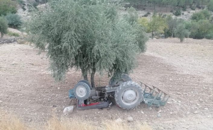 Kilis’te traktör devrildi: 1 yaralı