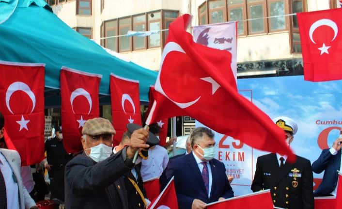 Kocaeli dağıtılan 97 bin Türk bayrağı ile sokaklar kırmızı beyaza büründü