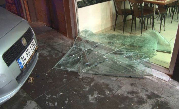 Kontrolden çıkan otomobil önce aydınlatma direğine ardından park halindeki araca çarptı: 1 yaralı