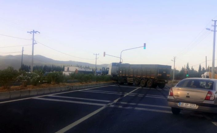 Kontrolden çıkan tır refüjde durabildi