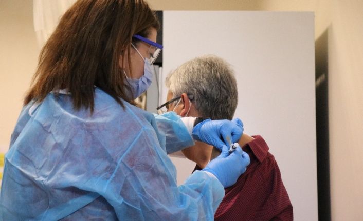 Korona virüs salgınına karşı geliştirilen aşı Sakarya’da ilk gönüllüye yapıldı