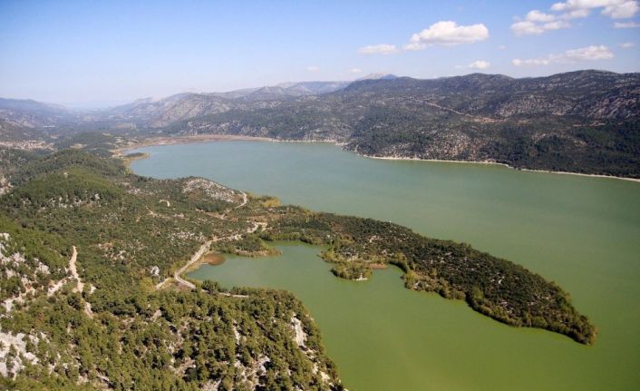 Kovada Gölü Milli Parkı’nda renk cümbüşü görsel şölen sunuyor