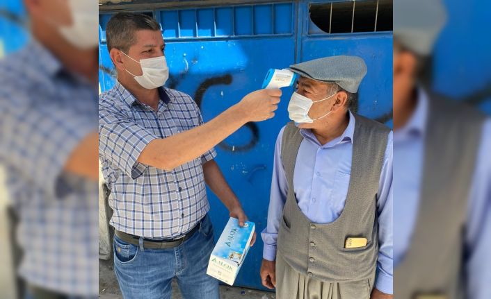 Köy muhtarı kapı kapı gezerek ateş ölçüyor, maske dağıtıyor