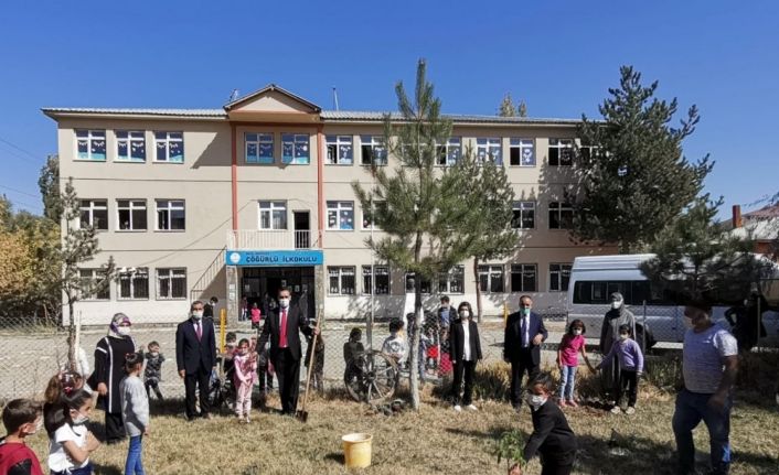 Köy okullarında 300 adet meşe palamudu ile 50 adet ceviz fidanı dikildi