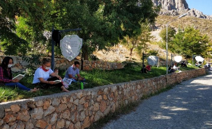 Madene karşı özlem ve hasretin dile geldiği Mani Yolu’nda kitap okuma eylemi