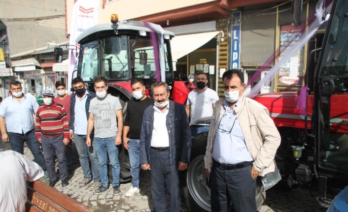 Malazgirt’te ‘Solis’ marka traktörün bayiliği açıldı