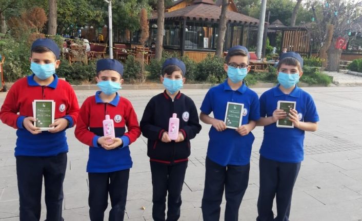 Mardin’de imam hatip öğrencileri Mevlid-i Nebi Haftası nedeni ile kitap dağıttı