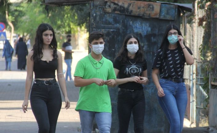 Maskeyi koluna takan kız öğrenci polisten kaçtı
