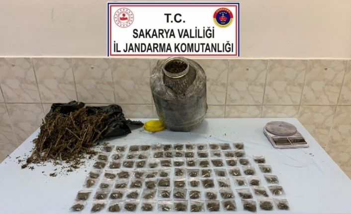 Mezarlık içerisinde bulunan çalılık alana 1 kilo 900 gram kubar esrar gizlemişler