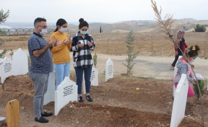Mezarlıkta kandil yoğunluğu