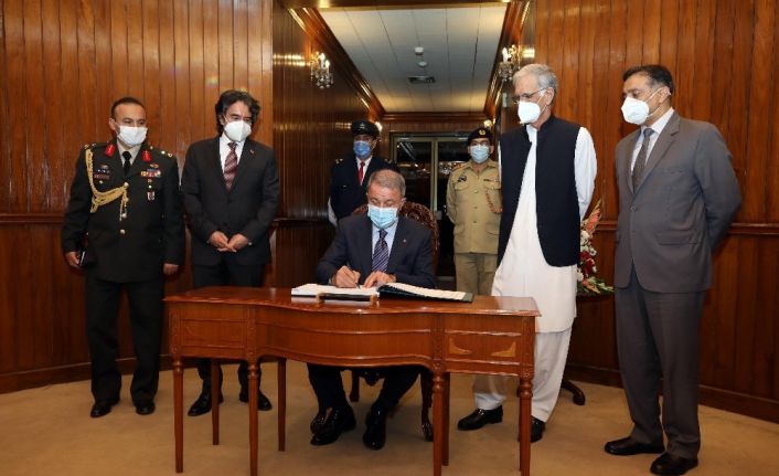 Milli Savunma Bakanı Akar, Pakistan Savunma Bakanı Khattak ile bir araya geldi