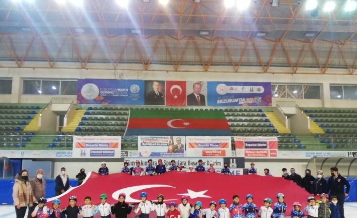 Minik short track sporcuları Cumhuriyet’in 97. yılını buz üzerinde dev Türk bayrağı açarak kutladı