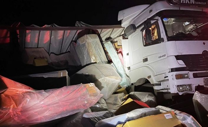 Mobilya yüklü tır devrildi: 1 yaralı