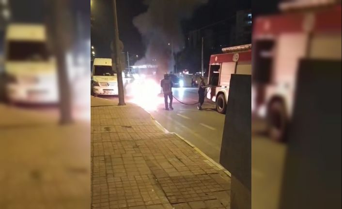 Motosiklet alev alev yandı, cep telefonuyla kayda giren vatandaş muhabirliğe soyundu