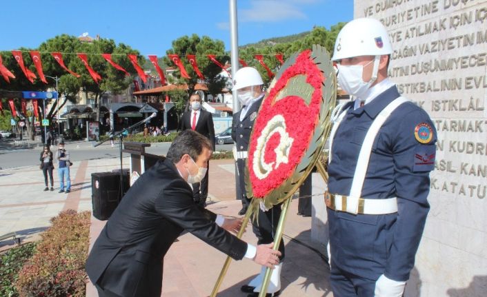 Muğla’da 29 Ekim çelenk sunma töreni ile başladı
