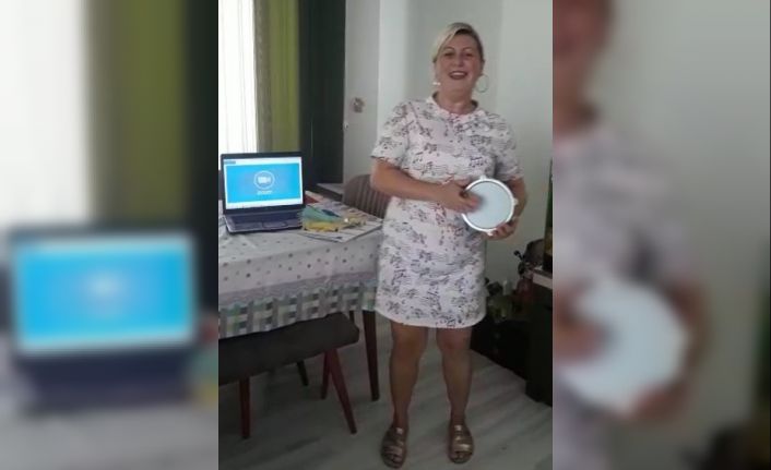 Müzik öğretmeninden "Zoom Zoom kurşunu değdi, bir EBA yedi beni" türküsü