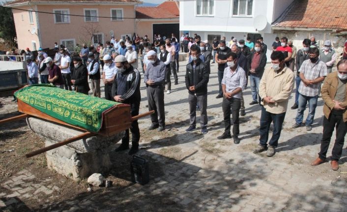 Oğlunun doğumundan bir saat sonra trafik kazasında ölen baba toprağa verildi