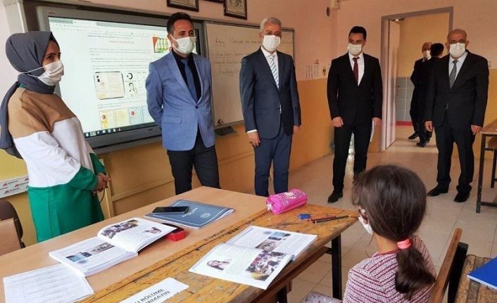 ‘Öğretmenim Doğaya da Nefes Ol’ kampanyasında fidanlar dikildi