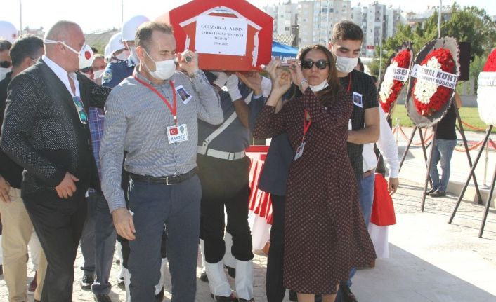 Otobüste kalp krizi geçiren emekli emniyet müdürünün naaşını eşi ve oğlu taşıdı
