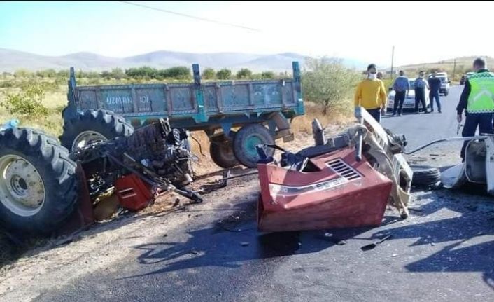 Otomobil ile çarpışan traktör ikiye bölündü: 2 ölü, 5 yaralı
